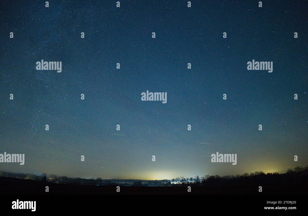 © PHOTOPQR/LE COURRIER DE l'OUEST/AURELIEN BREAU ; DURTAL ; 16/12/2023 ; un AIRGLOW EST APPARU DANS LE CIEL ANGEVIN DANS LA NUIT DU 16 AU 17 DICEMBRE 2023 dec 17th 2023 Airglow (chiamato anche Night Glow) è una debole emissione di luce da parte di un'atmosfera planetaria. Nel caso dell'atmosfera terrestre, questo fenomeno ottico fa sì che il cielo notturno non sia mai completamente scuro, anche dopo che gli effetti della luce delle stelle e della luce solare diffusa dal lato lontano sono stati rimossi. Questo fenomeno ha origine con gas auto-illuminati e non ha alcuna relazione con il magnetismo terrestre o l'attività della macchia solare. Foto Stock