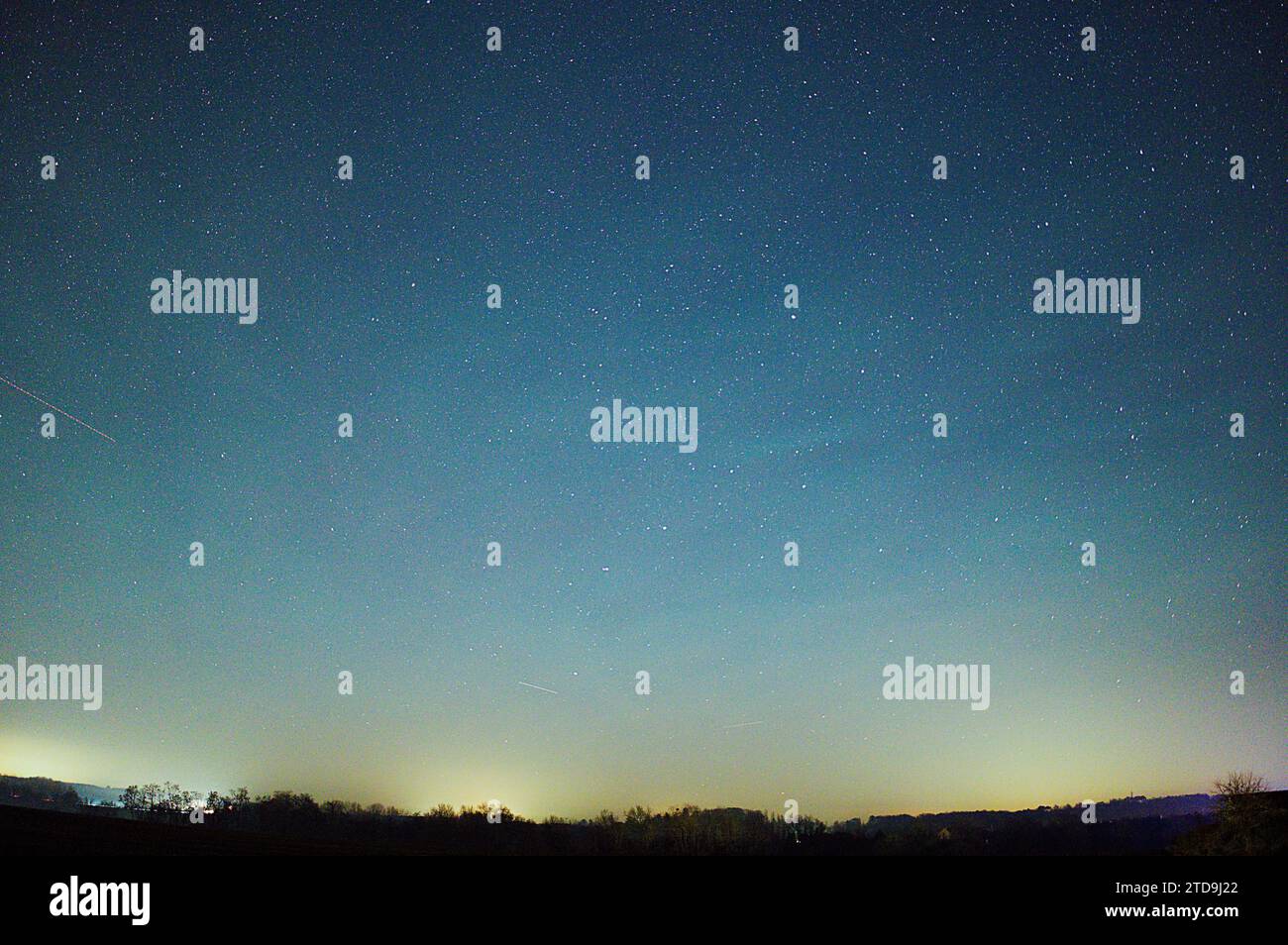 © PHOTOPQR/LE COURRIER DE l'OUEST/AURELIEN BREAU ; DURTAL ; 16/12/2023 ; un AIRGLOW EST APPARU DANS LE CIEL ANGEVIN DANS LA NUIT DU 16 AU 17 DICEMBRE 2023 dec 17th 2023 Airglow (chiamato anche Night Glow) è una debole emissione di luce da parte di un'atmosfera planetaria. Nel caso dell'atmosfera terrestre, questo fenomeno ottico fa sì che il cielo notturno non sia mai completamente scuro, anche dopo che gli effetti della luce delle stelle e della luce solare diffusa dal lato lontano sono stati rimossi. Questo fenomeno ha origine con gas auto-illuminati e non ha alcuna relazione con il magnetismo terrestre o l'attività della macchia solare. Foto Stock