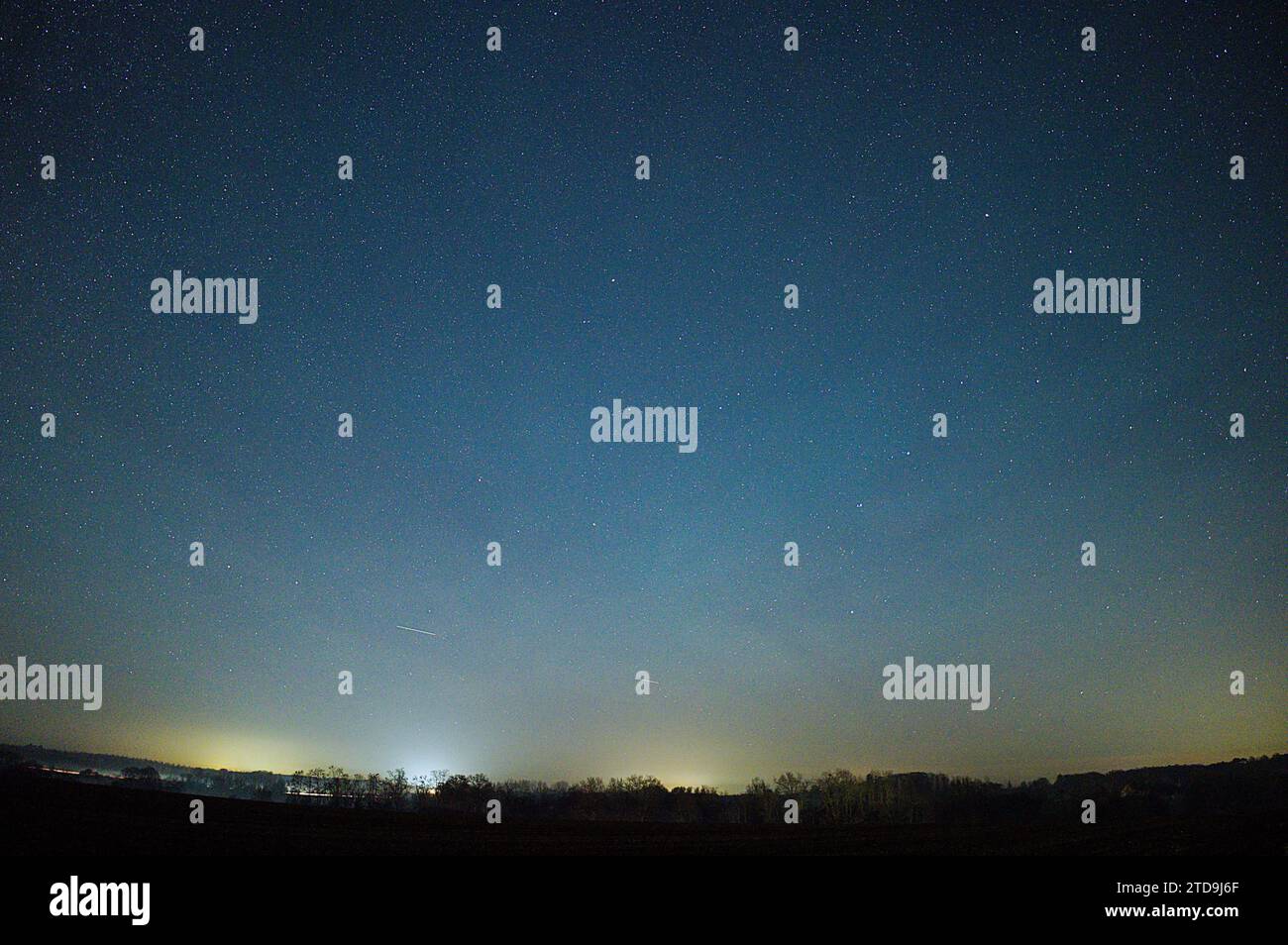 © PHOTOPQR/LE COURRIER DE l'OUEST/AURELIEN BREAU ; DURTAL ; 16/12/2023 ; un AIRGLOW EST APPARU DANS LE CIEL ANGEVIN DANS LA NUIT DU 16 AU 17 DICEMBRE 2023 dec 17th 2023 Airglow (chiamato anche Night Glow) è una debole emissione di luce da parte di un'atmosfera planetaria. Nel caso dell'atmosfera terrestre, questo fenomeno ottico fa sì che il cielo notturno non sia mai completamente scuro, anche dopo che gli effetti della luce delle stelle e della luce solare diffusa dal lato lontano sono stati rimossi. Questo fenomeno ha origine con gas auto-illuminati e non ha alcuna relazione con il magnetismo terrestre o l'attività della macchia solare. Foto Stock