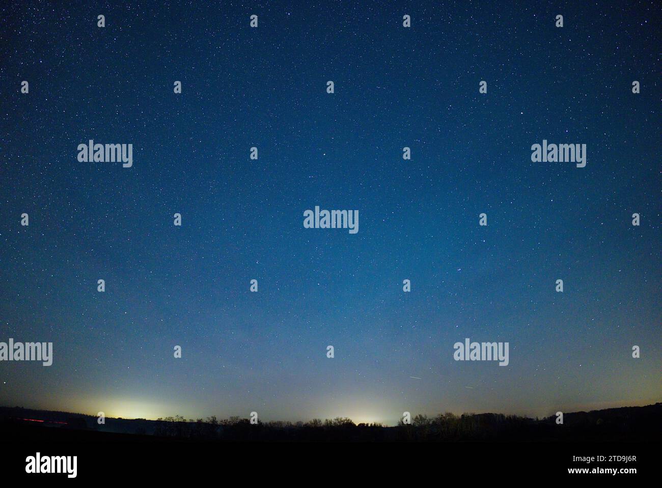 © PHOTOPQR/LE COURRIER DE l'OUEST/AURELIEN BREAU ; DURTAL ; 16/12/2023 ; un AIRGLOW EST APPARU DANS LE CIEL ANGEVIN DANS LA NUIT DU 16 AU 17 DICEMBRE 2023 dec 17th 2023 Airglow (chiamato anche Night Glow) è una debole emissione di luce da parte di un'atmosfera planetaria. Nel caso dell'atmosfera terrestre, questo fenomeno ottico fa sì che il cielo notturno non sia mai completamente scuro, anche dopo che gli effetti della luce delle stelle e della luce solare diffusa dal lato lontano sono stati rimossi. Questo fenomeno ha origine con gas auto-illuminati e non ha alcuna relazione con il magnetismo terrestre o l'attività della macchia solare. Foto Stock