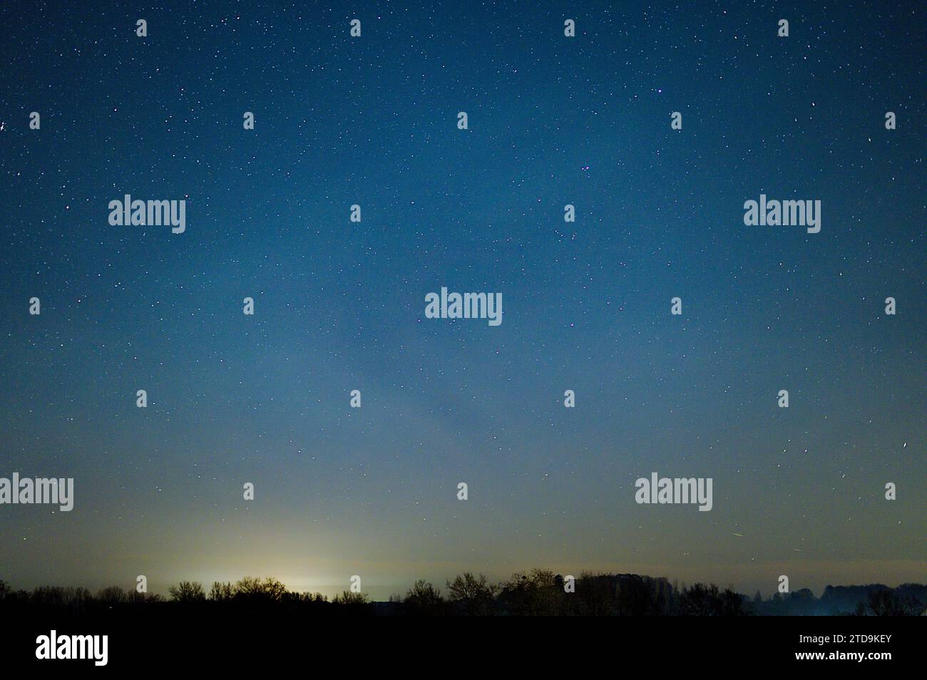 © PHOTOPQR/LE COURRIER DE l'OUEST/AURELIEN BREAU ; DURTAL ; 16/12/2023 ; un AIRGLOW EST APPARU DANS LE CIEL ANGEVIN DANS LA NUIT DU 16 AU 17 DICEMBRE 2023 dec 17th 2023 Airglow (chiamato anche Night Glow) è una debole emissione di luce da parte di un'atmosfera planetaria. Nel caso dell'atmosfera terrestre, questo fenomeno ottico fa sì che il cielo notturno non sia mai completamente scuro, anche dopo che gli effetti della luce delle stelle e della luce solare diffusa dal lato lontano sono stati rimossi. Questo fenomeno ha origine con gas auto-illuminati e non ha alcuna relazione con il magnetismo terrestre o l'attività della macchia solare. Foto Stock