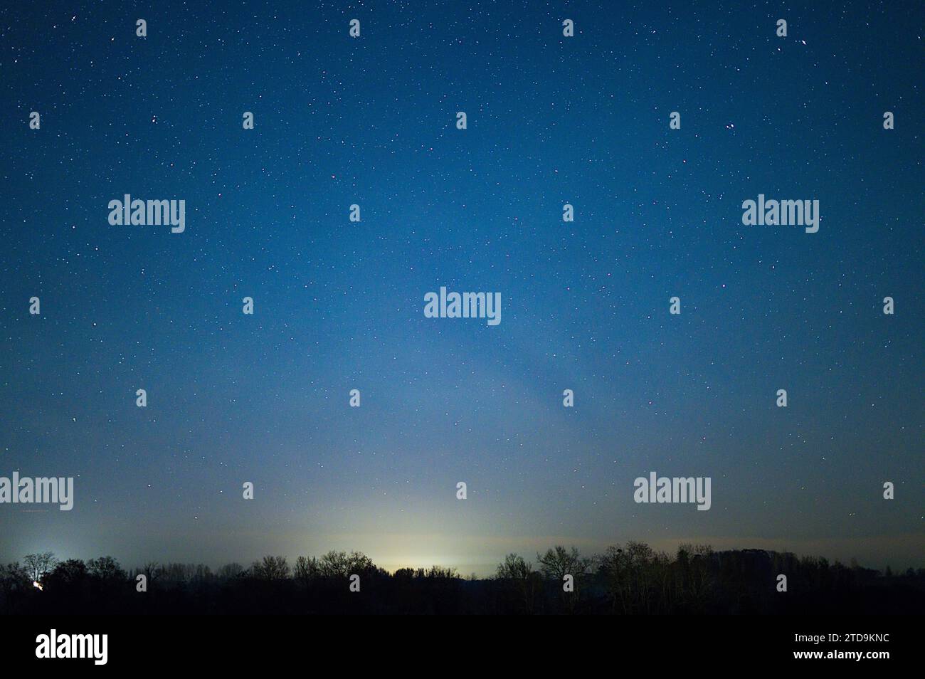 © PHOTOPQR/LE COURRIER DE l'OUEST/AURELIEN BREAU ; DURTAL ; 16/12/2023 ; un AIRGLOW EST APPARU DANS LE CIEL ANGEVIN DANS LA NUIT DU 16 AU 17 DICEMBRE 2023 dec 17th 2023 Airglow (chiamato anche Night Glow) è una debole emissione di luce da parte di un'atmosfera planetaria. Nel caso dell'atmosfera terrestre, questo fenomeno ottico fa sì che il cielo notturno non sia mai completamente scuro, anche dopo che gli effetti della luce delle stelle e della luce solare diffusa dal lato lontano sono stati rimossi. Questo fenomeno ha origine con gas auto-illuminati e non ha alcuna relazione con il magnetismo terrestre o l'attività della macchia solare. Foto Stock