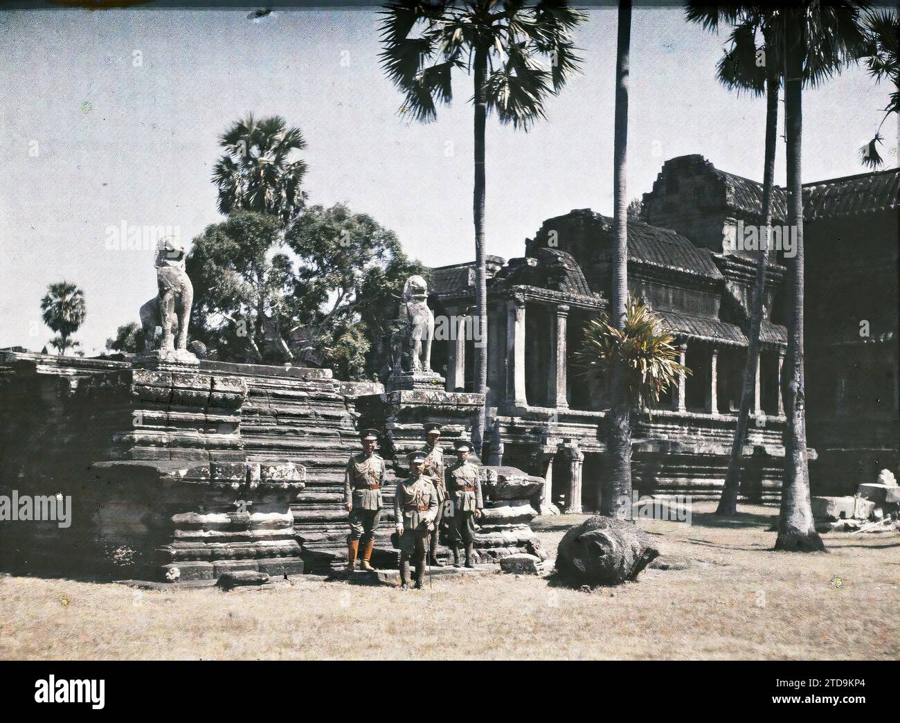 Angkor, Cambogia, Indocina il principe Paribatra Nakhorn Sawan, uno dei figli del re del Siam Rama V, e tre ufficiali del suo seguito, Religion, Clothing, Animal, Art, esseri umani, Habitat, architettura, Statua, Buddismo, uniforme militare, Sacro animale, Principe, Principessa, Tempio, animale rappresentato, animale fantastico, induismo, scultura, ritratto di gruppo, leone, decorazione scolpita, architettura religiosa, Cambogia, Angkor-Wat, il Principe del Siam e la sua suite di fronte al portico centrale, Angkor VAT, 01/01/1921 - 31/12/1921, Busy, Léon, Léon fotografo impegnato en Indochine, Autochrome, phot Foto Stock