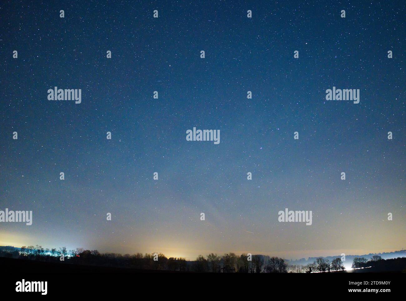 © PHOTOPQR/LE COURRIER DE l'OUEST/AURELIEN BREAU ; DURTAL ; 16/12/2023 ; un AIRGLOW EST APPARU DANS LE CIEL ANGEVIN DANS LA NUIT DU 16 AU 17 DICEMBRE 2023 dec 17th 2023 Airglow (chiamato anche Night Glow) è una debole emissione di luce da parte di un'atmosfera planetaria. Nel caso dell'atmosfera terrestre, questo fenomeno ottico fa sì che il cielo notturno non sia mai completamente scuro, anche dopo che gli effetti della luce delle stelle e della luce solare diffusa dal lato lontano sono stati rimossi. Questo fenomeno ha origine con gas auto-illuminati e non ha alcuna relazione con il magnetismo terrestre o l'attività della macchia solare. Foto Stock