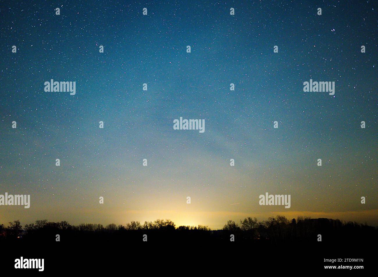 © PHOTOPQR/LE COURRIER DE l'OUEST/AURELIEN BREAU ; DURTAL ; 16/12/2023 ; un AIRGLOW EST APPARU DANS LE CIEL ANGEVIN DANS LA NUIT DU 16 AU 17 DICEMBRE 2023 dec 17th 2023 Airglow (chiamato anche Night Glow) è una debole emissione di luce da parte di un'atmosfera planetaria. Nel caso dell'atmosfera terrestre, questo fenomeno ottico fa sì che il cielo notturno non sia mai completamente scuro, anche dopo che gli effetti della luce delle stelle e della luce solare diffusa dal lato lontano sono stati rimossi. Questo fenomeno ha origine con gas auto-illuminati e non ha alcuna relazione con il magnetismo terrestre o l'attività della macchia solare. Foto Stock