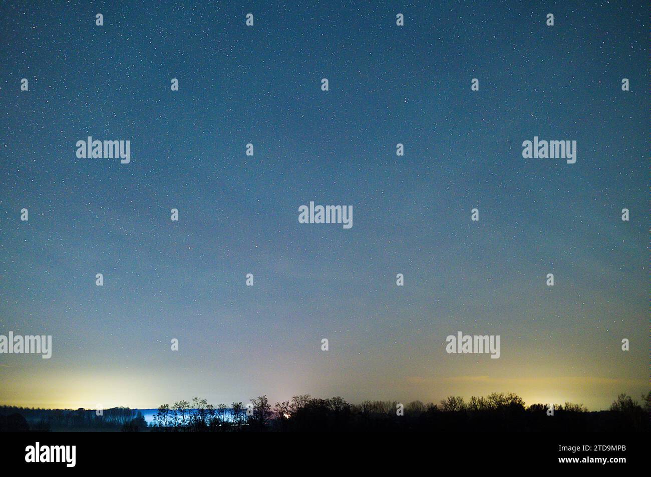 © PHOTOPQR/LE COURRIER DE l'OUEST/AURELIEN BREAU ; DURTAL ; 16/12/2023 ; un AIRGLOW EST APPARU DANS LE CIEL ANGEVIN DANS LA NUIT DU 16 AU 17 DICEMBRE 2023 dec 17th 2023 Airglow (chiamato anche Night Glow) è una debole emissione di luce da parte di un'atmosfera planetaria. Nel caso dell'atmosfera terrestre, questo fenomeno ottico fa sì che il cielo notturno non sia mai completamente scuro, anche dopo che gli effetti della luce delle stelle e della luce solare diffusa dal lato lontano sono stati rimossi. Questo fenomeno ha origine con gas auto-illuminati e non ha alcuna relazione con il magnetismo terrestre o l'attività della macchia solare. Foto Stock