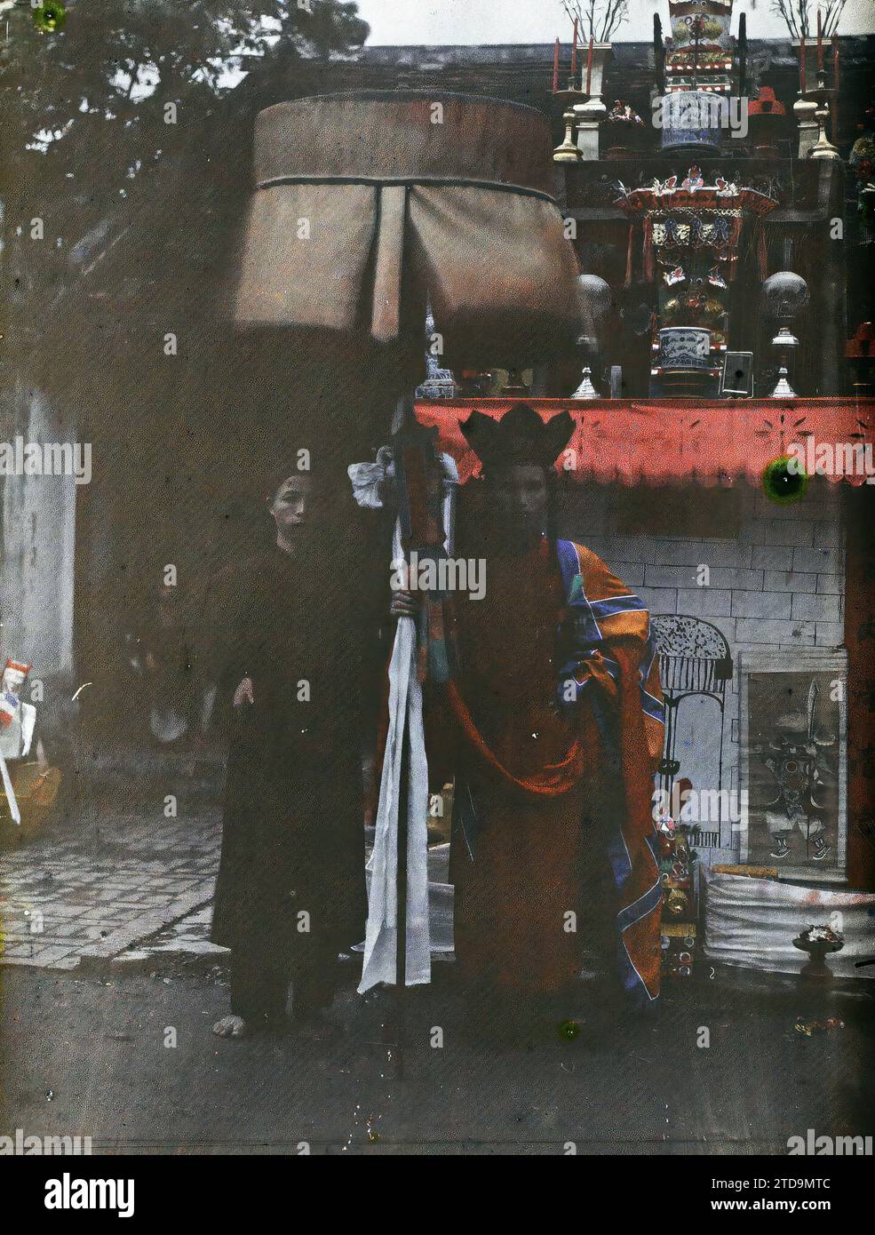 Tonkin, Indocina il Thay-phu-thuy di fronte all'edificio che simboleggia la prigione infernale, la religione, l'abbigliamento, gli esseri umani, il buddismo, abbigliamento religioso, pratica religiosa, ombrello, ombrello, ombrello, ombrellone, altare, accessorio, prigione, acconciatura, copricapo, uomo, Indocina, cerimonia religiosa, Tonchino, 01/01/1921 - 31/12/1921, occupato, Léon, Léon fotografo occupato en Indochine, Autochrome, foto, vetro, Autochrome, foto, positivo, verticale Foto Stock