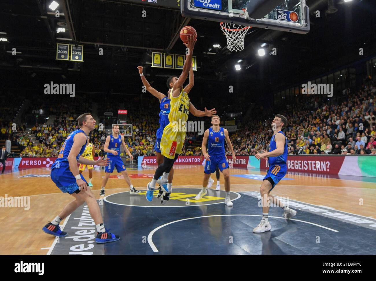 18.12.2023, EWE Arena, Oldenburg, GER, Easy Credit-BBL, cesti di EWE Oldenburg vs ALBA Berlin, im Bild Kenneth OGBE ( cesti di EWE Oldenburg #25 ) Louis OLINDE ( ALBA Berlin #19 ) foto © nordphoto gmbh/Rojahn Foto Stock