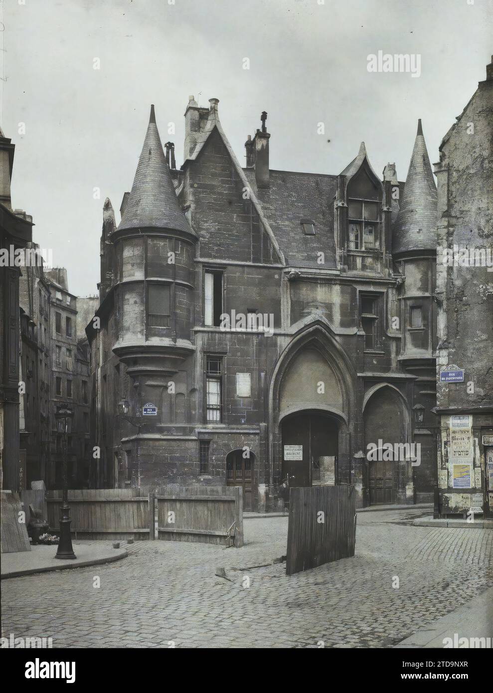 Parigi (IV arr.), Francia l'Hôtel de Sens rue du Figuier, Arte, Biblioteca, Torre, Mansion, Medioevo, Barriera, palisade, Francia, Parigi, facciata del Hôtel de Sens, Hôtel de Sens, Bibliothèque Forney, 27/07/1923 - 27/07/1923, Léon, Auguste, fotografo, Autochrome, foto, vetro, Autochrome, foto, positivo, verticale, dimensioni 9 x 12 cm Foto Stock