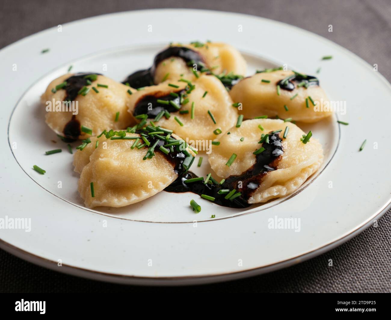 Ravioli ripieni di pastinaca con salsa balsamica ridotta Foto Stock