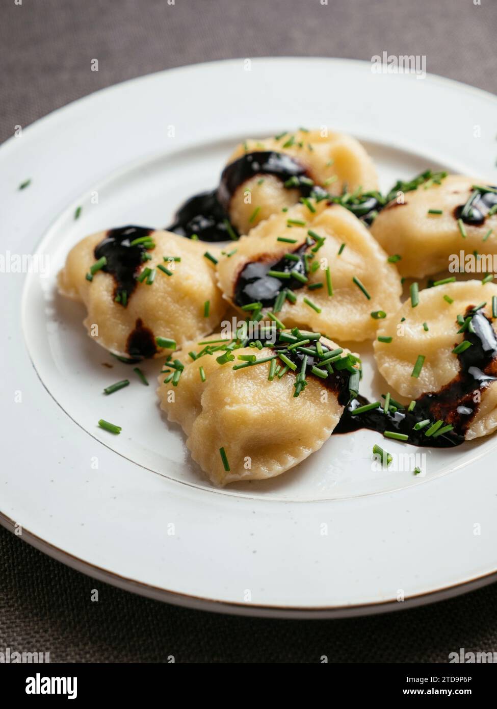 Ravioli ripieni di pastinaca con salsa balsamica ridotta Foto Stock
