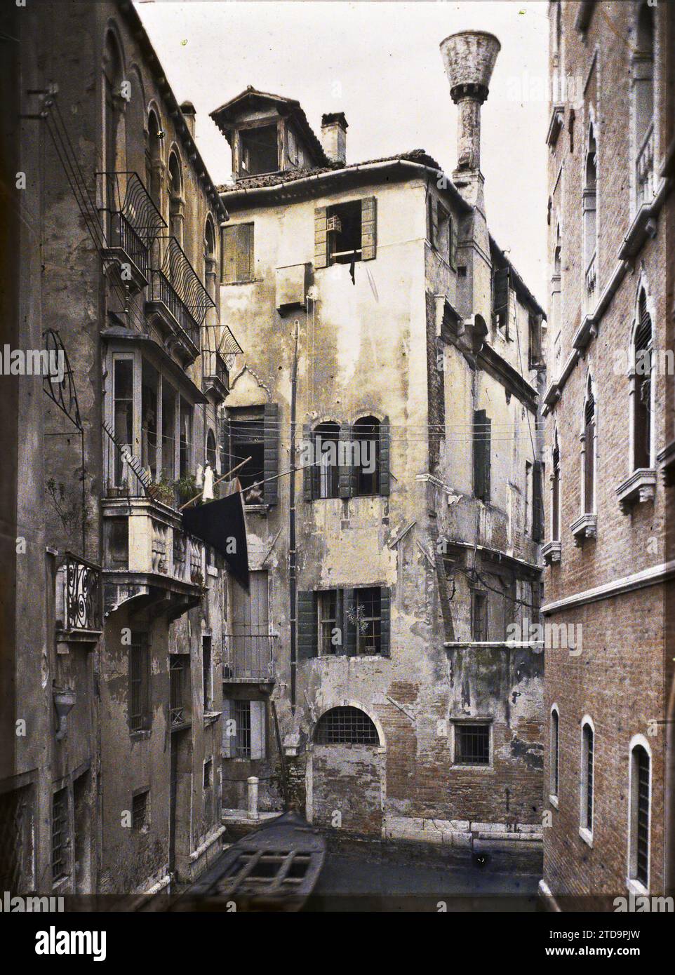 Venezia, Italia Vista tratta da Ponte San Provolo, Housing, Architecture, Canal, Ingegneria civile, barca, alloggio, balcone, loggia, ponte, Italia, Venezia, Venise, 01/10/1912 - 31/10/1912, Léon, Auguste, fotografo, 1912 - Balcani, Italia - Léon Busy e Auguste Léon - (13 - 27 ottobre), Autochrome, Photo, Glass, Autochrome, foto, positivo, verticale, dimensioni 9 x 12 cm Foto Stock