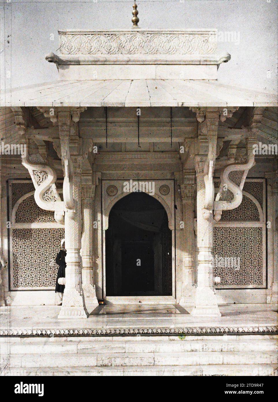 Fatehpur Sikri, India Porch of the dargâh (mausoleo) of Salim Chishti, Personality, Habitat, Architecture, Religion, arte, personalità religiosa, Tomba, architettura funeraria, Islam, arti decorative, santo, tettoia, porta, moschea, architettura religiosa, India, Fatehpour-Sikri, porta della Tomba, Fatehpur Sikri, 30/12/1913 - 31/12/1913, Passet, Stéphane, fotografo, 1913-1914 - Inde, Pakistan - Stéphane Passet - (16 dicembre-29 gennaio), Autochrome, Photo, Glass, Autochrome, foto, verticale, dimensioni 9 x 12 cm Foto Stock