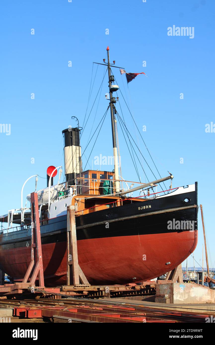 S/S Bjorn costruito nel 1908, combinava rimorchiatore e rompighiaccio fuori dall'acqua per il restauro nel porto di Gilleleje, Danimarca Foto Stock