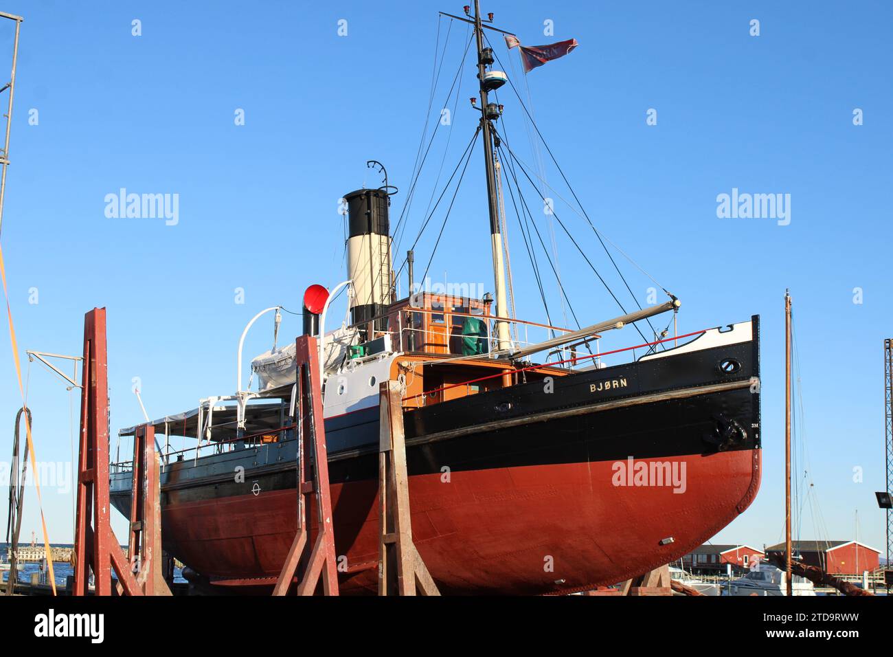 S/S Bjorn costruito nel 1908, combinava rimorchiatore e rompighiaccio fuori dall'acqua per il restauro nel porto di Gilleleje, Danimarca Foto Stock