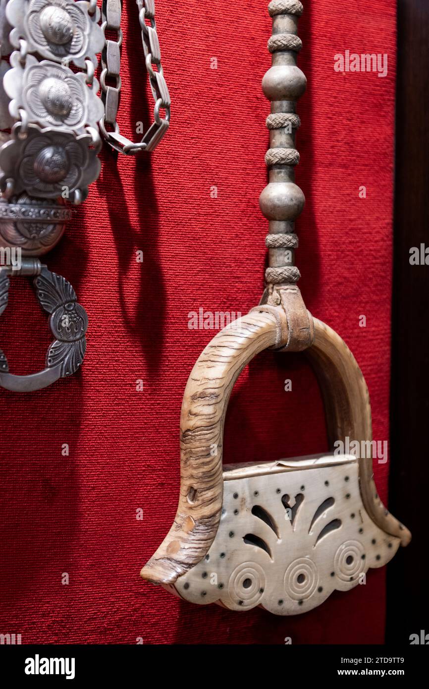 Argentina, San Antonio de Areco, Museo storico Draghi (Gaucho e museo dell'argento) dettaglio a staffa scolpita. Foto Stock