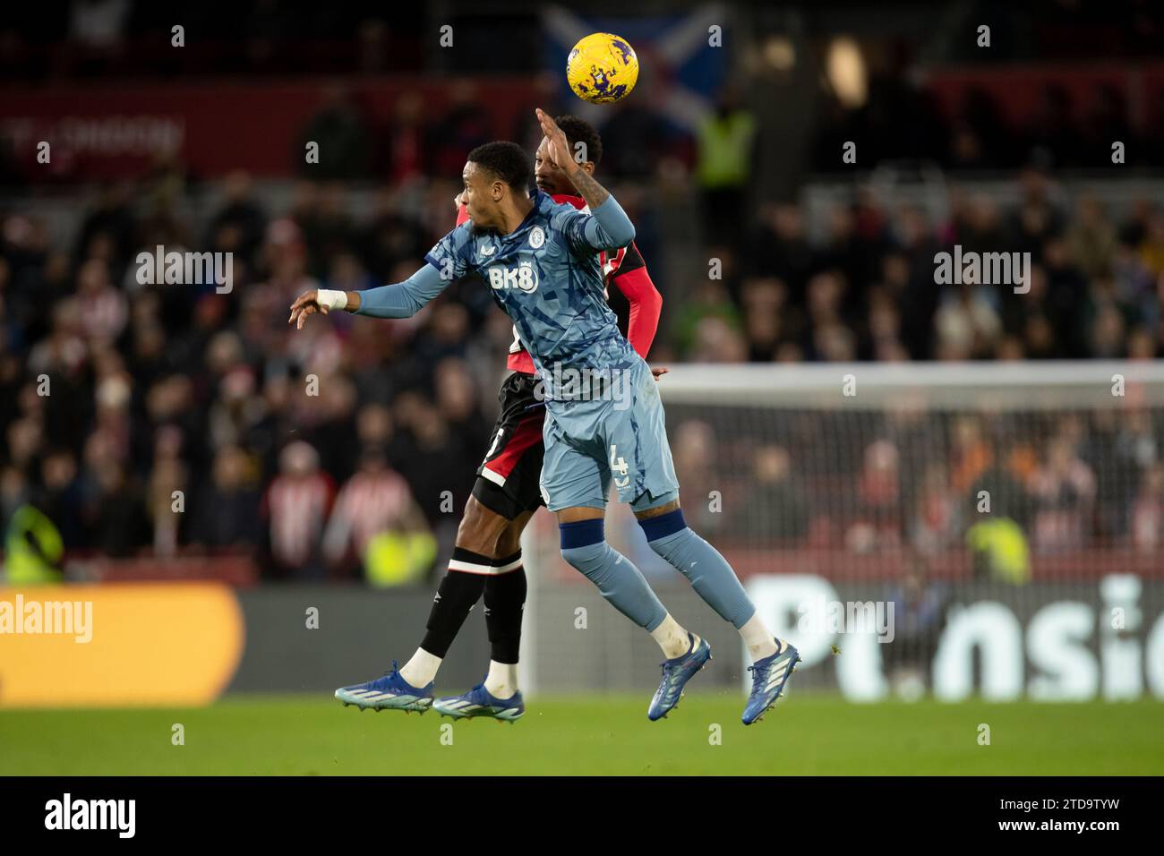 Brentford, Regno Unito. 17 dicembre 2023. Ezri Konsa di Aston Villa lotta per il pallone durante la partita di Premier League tra Brentford e Aston Villa al Gtech Community Stadium di Brentford domenica 17 dicembre 2023. (Foto: Federico Guerra Maranesi | mi News) crediti: MI News & Sport /Alamy Live News Foto Stock