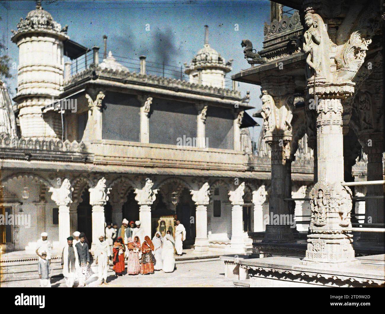 Ahmadabad, India Un gruppo di uomini, donne e bambini nel cortile del tempio Hathi Singh Jain, HD, Arte, religione, vita quotidiana, habitat, architettura, Tempio, folla, esiste in alta definizione, Scultura, Giainismo, bassorilievo, colonna, scena di strada, architettura religiosa, India, Ahmedabad, il grande Tempio, Ahmadabad, 20/12/1913 - 20/12/1913, Passet, Stéphane, fotografo, 1913-1914 - Inde, Pakistan - Stéphane Passet - (16 dicembre-29 gennaio), Autochrome, Photo, Glass, Autochrome, foto, orizzontale, dimensioni 9 x 12 cm Foto Stock