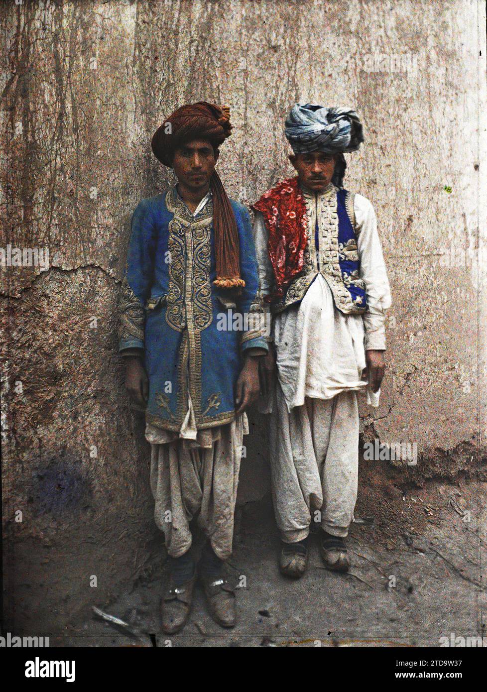 Peshawar, India (attuale Pakistan) due uomini in costume tradizionale, abbigliamento, HD, esseri umani, costume, esiste in alta definizione, ricamo, Ritratto, acconciatura, bretelle di fissaggio, Man, India, Peshawar, tipi afghani, Peshawar, Afghanistan [in connessione con], 19/01/1914 - 21/01/1914, Passet, Stéphane, fotografo, 1913-1914 - Inde, Pakistan - Stéphane Passet - (16 dicembre-29 gennaio), Autochrome, Photo, Glass, Autochrome, foto, verticale, dimensioni 9 x 12 cm Foto Stock