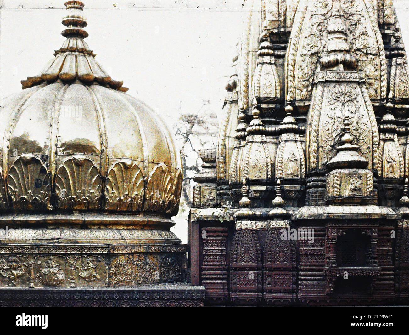 Benares, India Tempio di Vishvanatha ('Shiva Signore dell'Universo'), costruito nel 1776 dal Maharani Ahalya Bai di Indore, Religion, HD, Art, Habitat, architettura, Tempio, Induismo, esiste in alta definizione, bassorilievo, arti decorative, Cupola, cupola, architettura religiosa, 'Benares January 29 - cupola di un tempio' India, Benares, cupola di un tempio, Benares, 29/01/1914 - 29/01/1914, Passet, Stéphane, fotografo, 1913-1914 - Inde, Pakistan - Stéphane Passet - (16 dicembre-29 gennaio), Autochrome, Photo, Glass, Autochrome, foto, orizzontale, dimensioni 9 x 12 cm Foto Stock