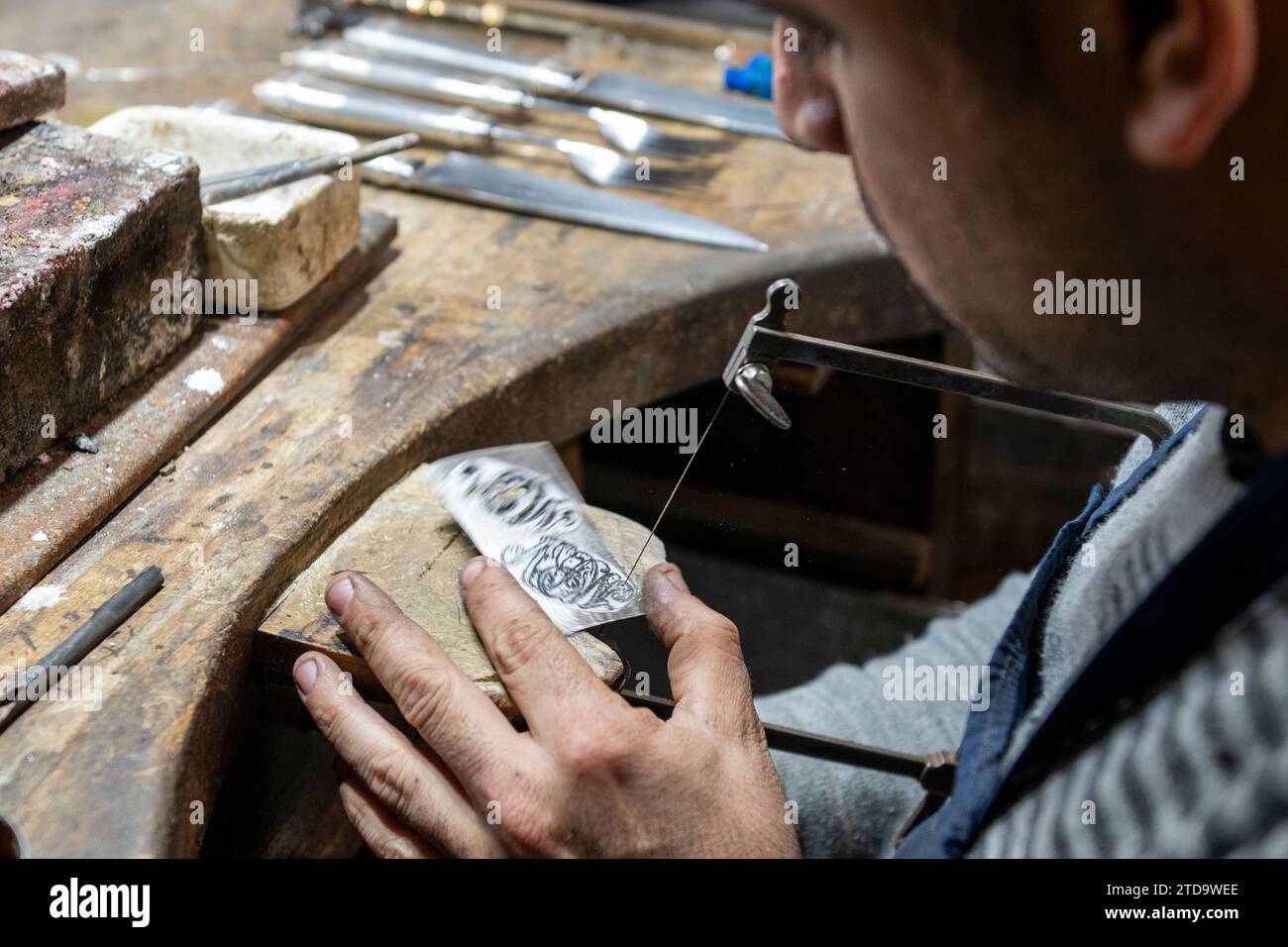 Argentina, San Antonio de Areco, Museo storico Draghi (Gaucho e museo dell'argento) Silversmith che lavora su monogramma personalizzato. Foto Stock