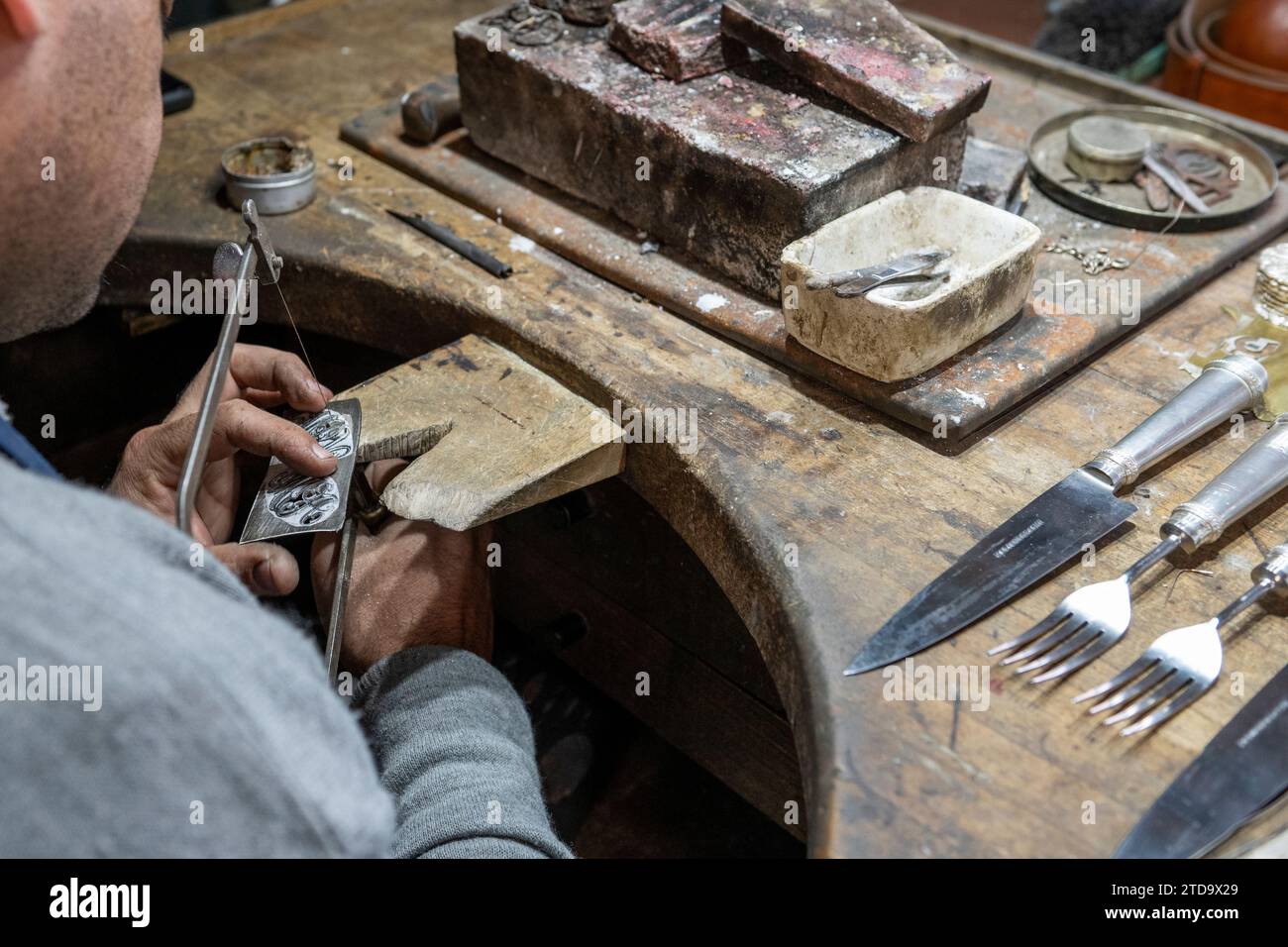 Argentina, San Antonio de Areco, Museo storico Draghi (museo Gaucho e dell'argento) Silversmith che lavora su posate personalizzate. Foto Stock