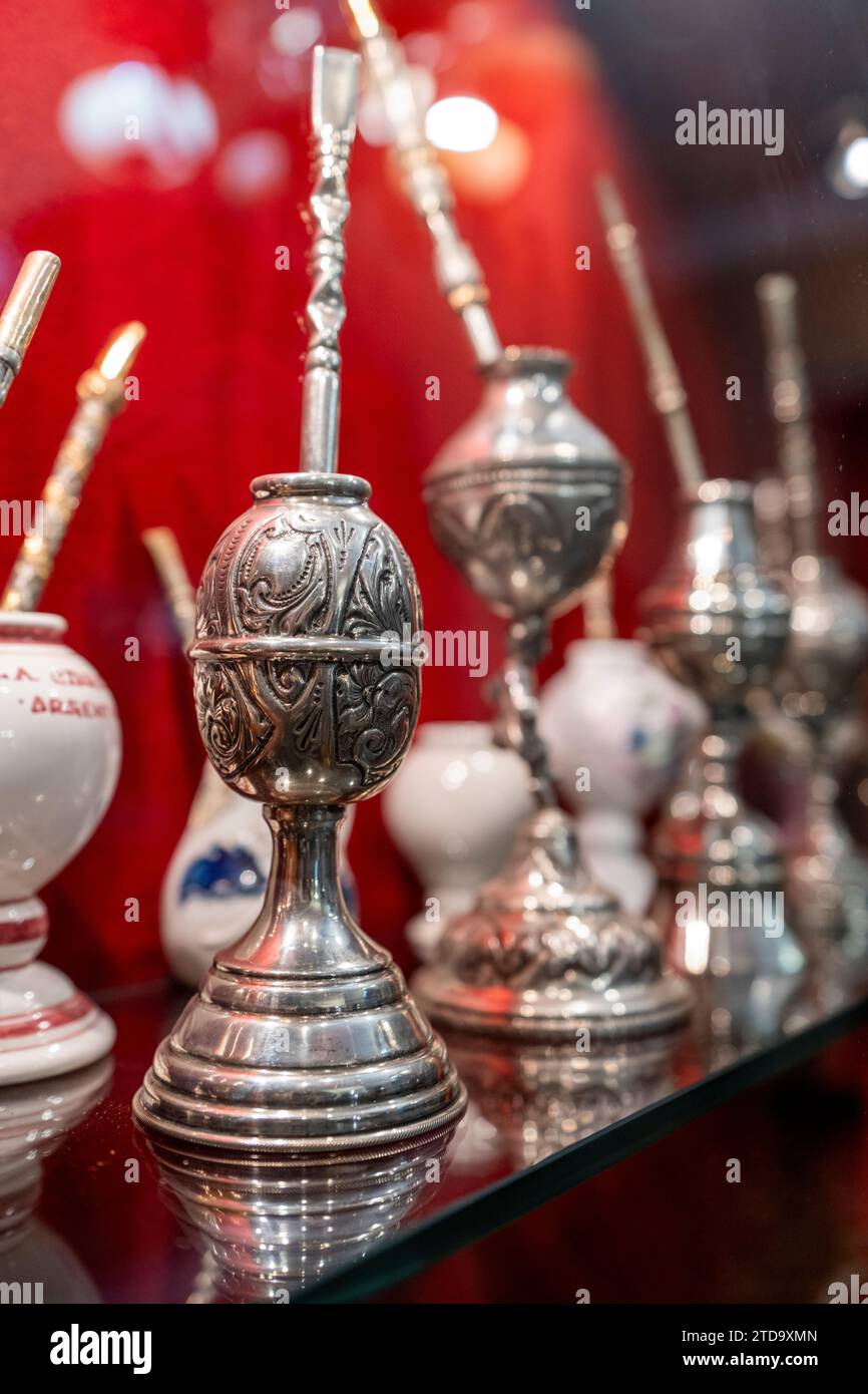 Argentina, San Antonio de Areco, Museo storico Draghi (Gaucho e museo dell'argento) dettaglio del tradizionale tè Silver mate. Foto Stock