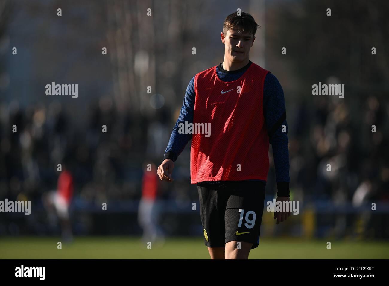 Milano, Italia. 17 dicembre 2023. Matjaz Samo dell'Inter U19 si riscalda prima della partita Primavera 1 tra l'Inter FC Internazionale U19 e l'AC Milan U19 il 17 dicembre 2023 al Konami Youth Development Center di Milano. Foto Tiziano Ballabio Credit: Tiziano Ballabio/Alamy Live News Foto Stock