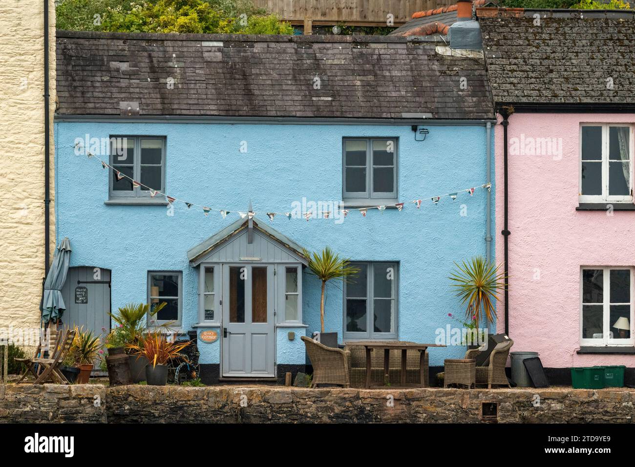 Vista sul fiume Dittisham – dettaglio di un cottage colorato con palme, lungo il lungomare o "The Ham" sulle rive del fiume Dart. Foto Stock