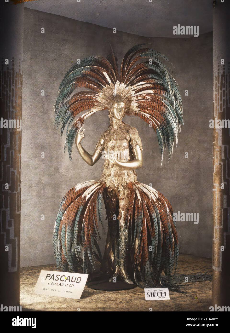 Parigi (8° arr.), Francia Mostra delle arti decorative, costumi di scena, classe 25, teatro, nel Grand Palais, abbigliamento, intrattenimento, Arte, alloggi, architettura, costume da performance, modello, spettacolo, arti decorative, Bird, Exhibition, Exhibition of Decorative Arts, Fashion, Theater, Ephemeral Architecture, EAD - Fashion - l'oiseau d'Or (Gd Palais) France, Paris, Exhibition of Decorative Arts, Grand Palais, Fashion - l'Oiseau d'Gold, Arrondissement VIII, 05/11/1925 - 05/11/1925, Léon, Auguste, fotografo, 1925 - Exposition internationale des Arts Décoratifs et Industriels modernes Paris Foto Stock