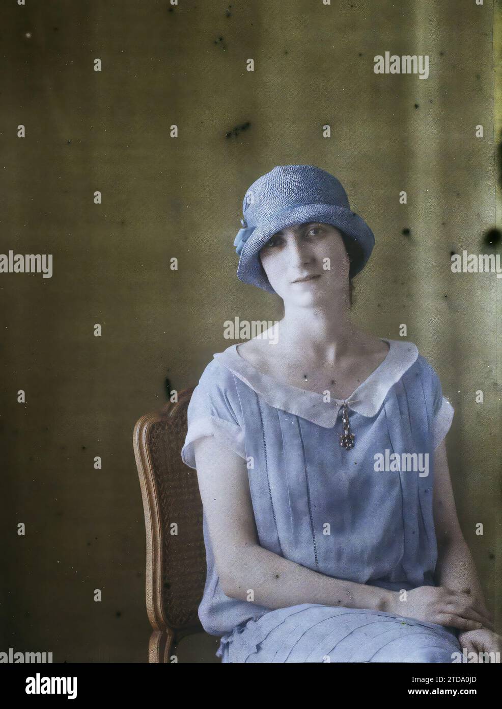 Proprietà di Albert Kahn, Boulogne, Francia Mademoiselle Marguerite Glotz, Scienze, tecniche, esseri umani, istruzione, abbigliamento, storia, donna, educazione privata, Ritratto, geografia, acconciatura, copricapo, Moda, Francia, Boulogne, Portraits, Miss Glotz, Boulogne propriété d'Albert Kahn, 16/07/1926 - 16/07/1926, Léon, Auguste, fotografo, Autochrome, foto, vetro, Autochrome, foto, positivo, verticale, dimensioni 9 x 12 cm Foto Stock