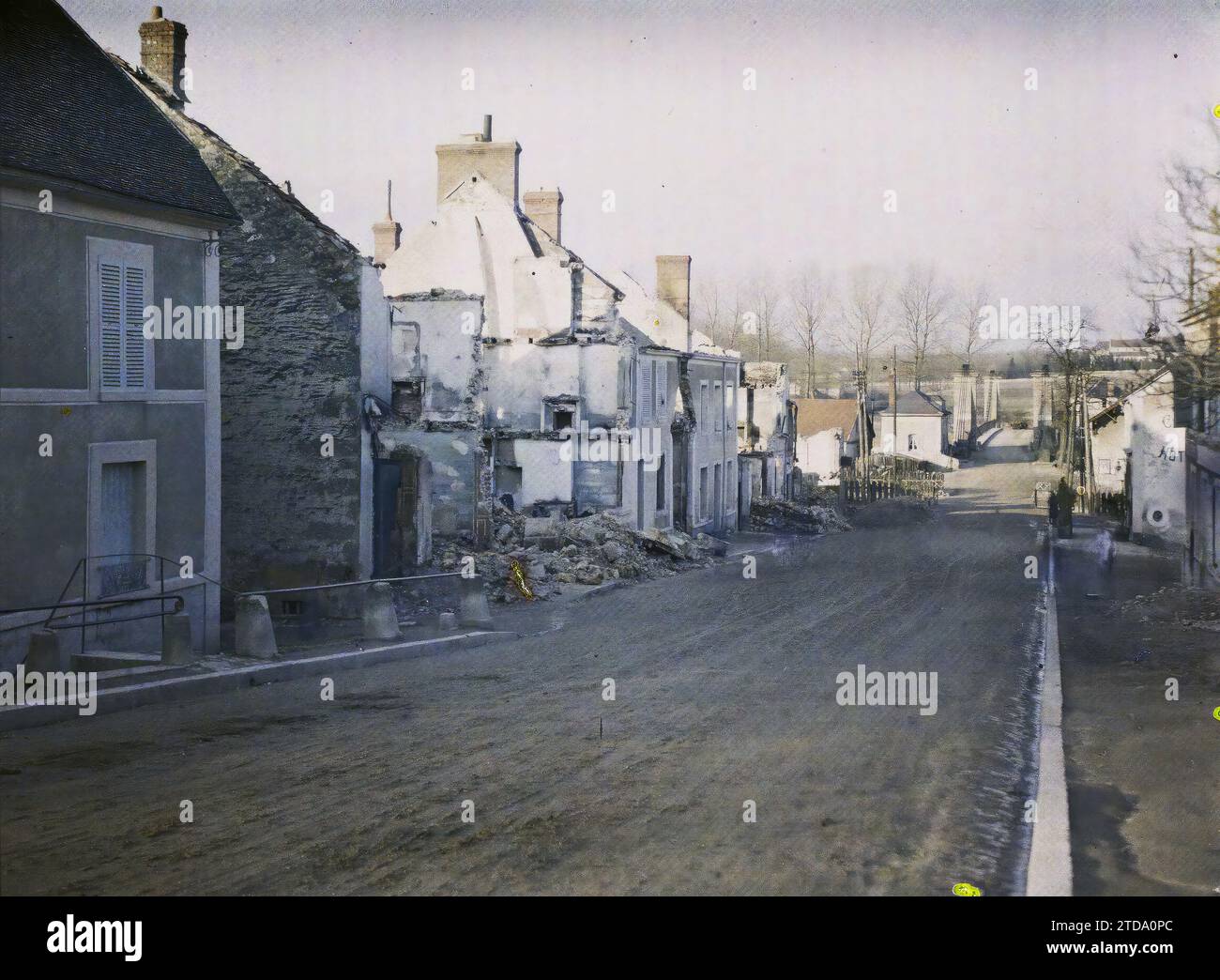 Port-à-Binson, Marne, Francia ha distrutto case nella via principale, prima guerra mondiale, Habitat, architettura, fronte posteriore, abitazione, rovine, via, Distretto, Chimney, Bridge, France, Port-à-Binson, la strada, il ponte e le case demolite sulla sinistra dal bombardamento, Port-à-Binson, 25/02/1915 - 25/02/1915, Léon, Auguste, fotografo, 1914-1915 - Zones Dévastées, Nord et Est de la France - Jean Brunhes, Auguste Léon et Georges Chevalier - (dicembre 1914-aprile 1915), Autochrome, Photo, Glass, Autochrome, foto, positivo, orizzontale, dimensioni 9 x 12 cm Foto Stock