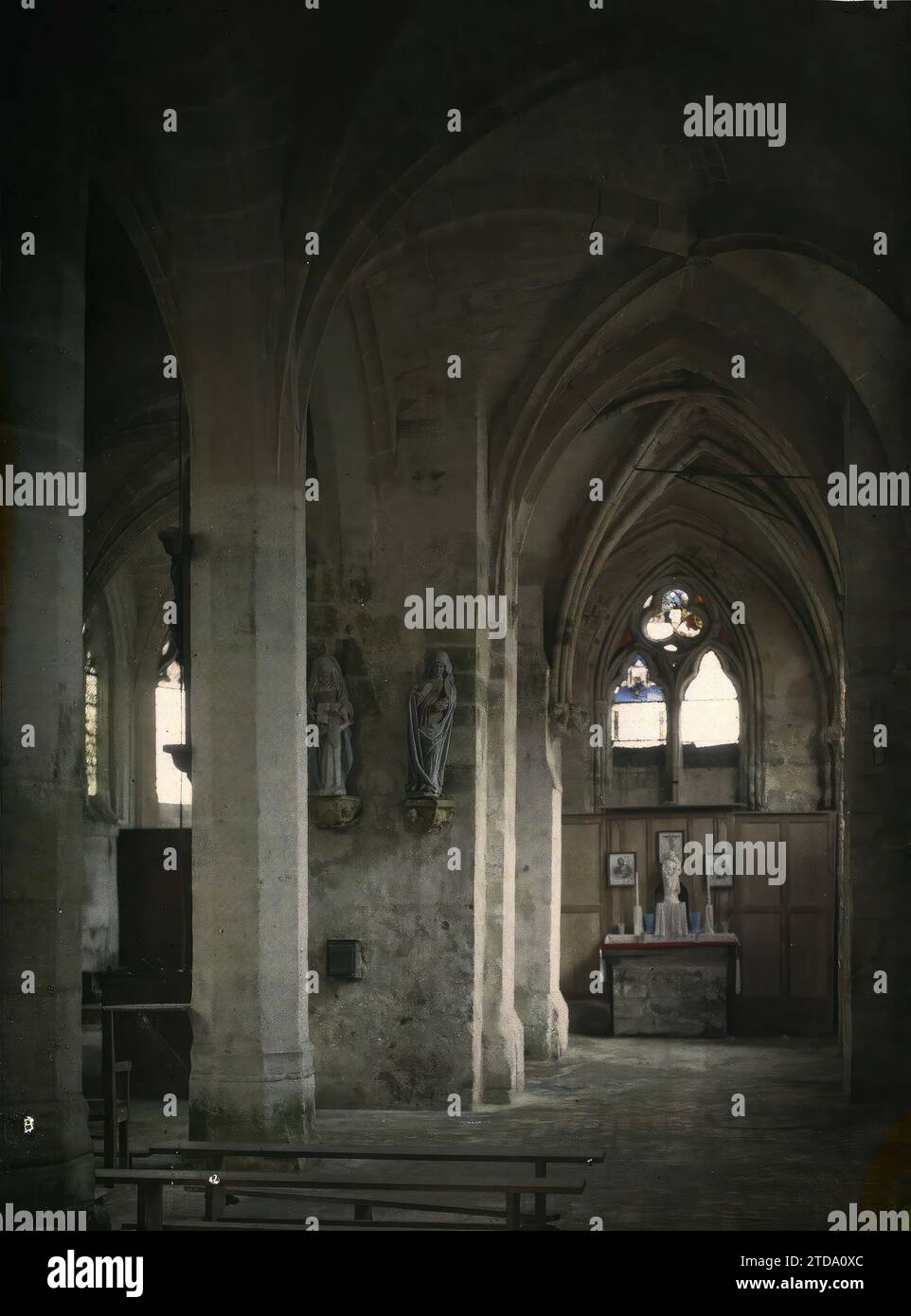 Varinfroy, Francia Chiesa interna, prima guerra mondiale, religione, Habitat, architettura, Arte, Chiesa, Statua, retro, cristianesimo, vista interna, sculture, altare, rovine, Medioevo, architettura religiosa, Francia, Varinfroy, Chiesa a due navate: la navata laterale e panoramica della navata centrale, Varinfroy, 24/02/1915 - 24/02/1915, Léon, Auguste, fotografo, 1914-1915 - Zones Dévastées, Nord et Est de la France - Jean Brunhes, Auguste Léon et Georges Chevalier - (dicembre 1914-aprile 1915), Autochrome, Photo, Glass, Autochrome, foto, positivo, verticale, dimensioni 9 x 12 cm Foto Stock