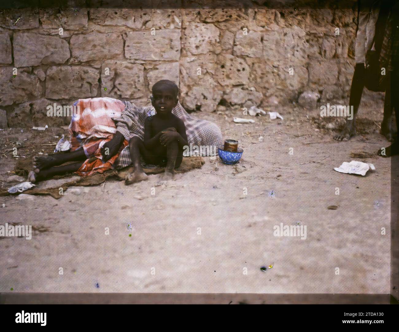 Gibuti bambino somalo e sua madre addormentata, esseri umani, abbigliamento, storia coloniale, donna, costume, presenza coloniale, bambino, Africa francese, Gibuti, bambino somalo e sua madre addormentata, Gibuti, 22/07/1914 - 22/07/1914, Busy, Léon, fotografo Léon occupato en Indochine, Autochrome, foto, vetro, Autochrome, foto, positivo, orizzontale, dimensioni 9 x 12 cm Foto Stock
