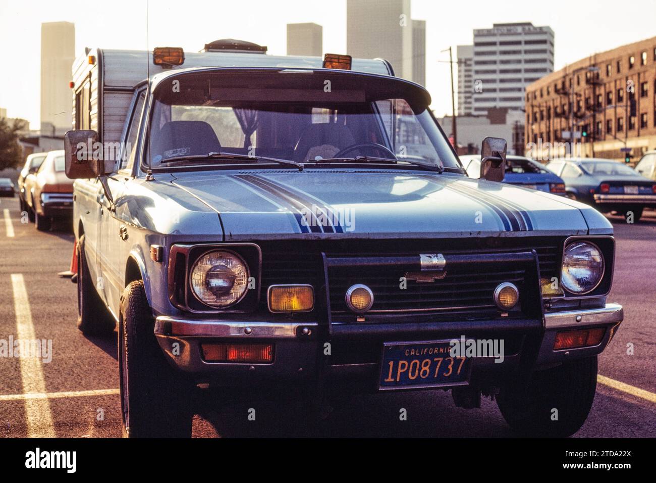 Los Angeles, California, USA - 15 maggio 1984: Foto d'archivio del pick-up Chevy Luv blu del 1978 con calotta per camper e fanali antinebbia. Girato su una diapositiva vicino alla 2nd e ad Alameda nel centro di LOS ANGELES. Foto Stock