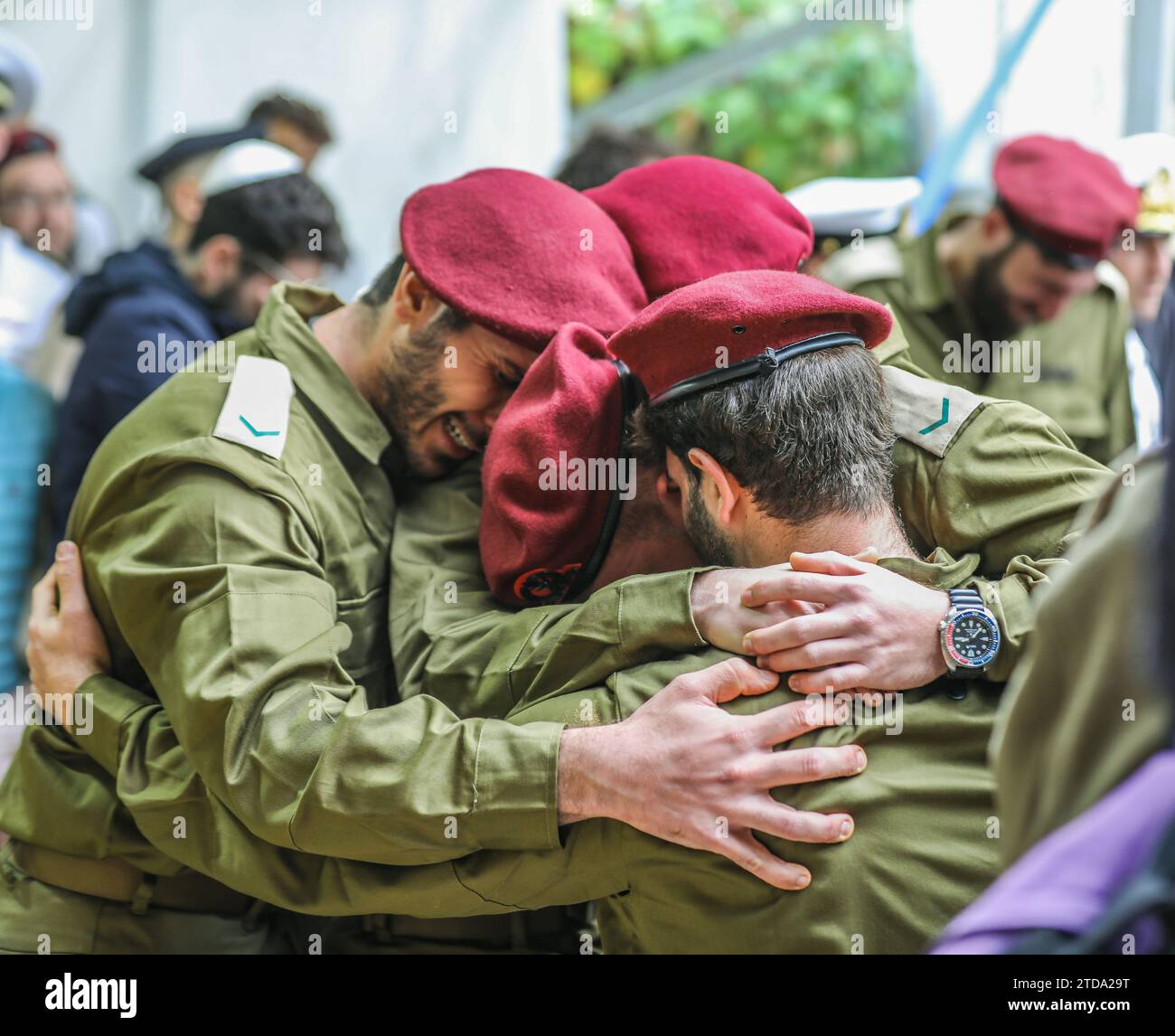 Gerusalemme, Israele. 17 dicembre 2023. Amici, soldati, vicino alla nuova tomba di Joseph Avner Duran che fu ucciso nella guerra della "Spada di ferro" tra Israele e Hamas. Foto Stock