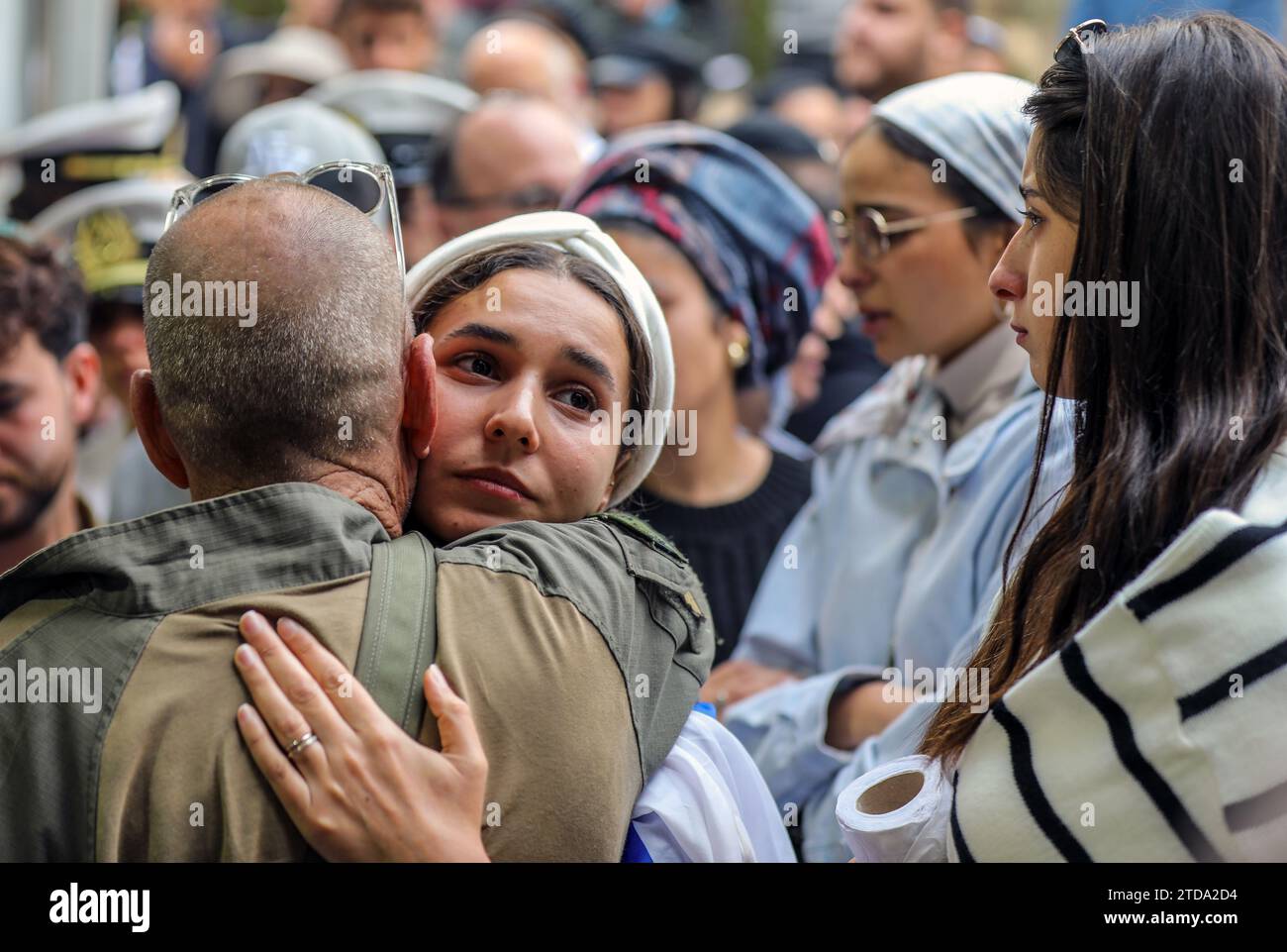 Gerusalemme, Israele. 17 dicembre 2023. La vedova vicino alla fresca tomba di Joseph Avner Duran che fu ucciso nella guerra della "Spada di ferro" tra Israele e Hamas. Credito: Yoram Biberman/Alamy Live News. Foto Stock