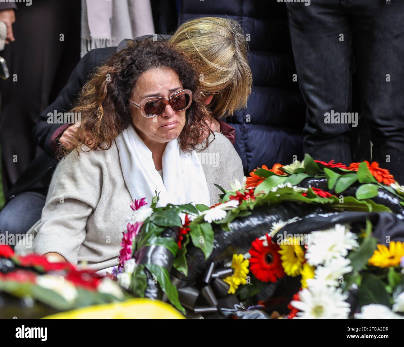 Gerusalemme, Israele. 17 dicembre 2023. La madre vicino alla tomba fresca di Joseph Avner Duran che fu ucciso nella guerra della "Spada di ferro" tra Israele e Hamas. Credito: Yoram Biberman/Alamy Live News. Foto Stock
