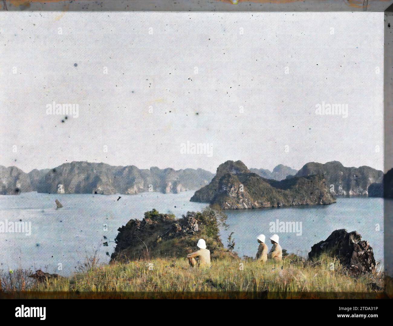 Ha-Long Bay, Tonkin, Indocina tre ufficiali della fanteria coloniale, sulle rocce "Limace" e "Crapaud", tra Hon-GAI e "Port Perceval", natura, ambiente, abbigliamento, storia coloniale, HD, esseri umani, paesaggio, Isola, Mare, oceano, uniforme militare, Costume, presenza coloniale, esiste in alta definizione, acconciatura, copricapo, uomo, Indocina, Tonkin, Long Bay, A corner of the Circus, ha-Long, 01/04/1915 - 30/04/1915, Busy, Léon, fotografo Léon occupato en Indochine, Autochrome, foto, vetro, Autochrome, foto, positivo, orizzontale, dimensioni 9 x 12 cm Foto Stock