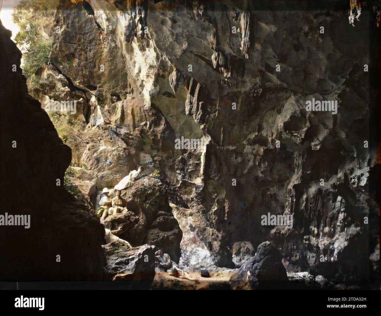 Ha-Long Bay, Tonkin, Indocina visitatori occidentali all'interno della "Grotta delle meraviglie", vicino all'ingresso, esseri umani, abbigliamento, storia coloniale, scienze, tecniche, donna, Costume, presenza coloniale, Erosion, Cave, Geology, Man, Indocina, Tonkin, Along Bay, Cave Entrance., ha-Long [Baie de], 01/04/1916 - 30/04/1916, occupato, Léon, Léon fotografo occupato en Indochine, Autochrome, foto, vetro, Autochrome, foto, positivo, orizzontale Foto Stock