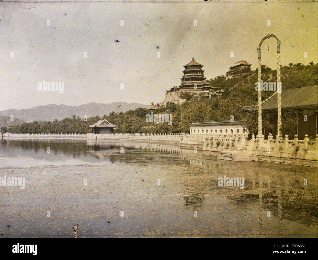 Beijing, China Yiheyuan Summer Palace ("Giardino della concordia mantenuta"), vista lago, Habitat, architettura, Pagoda, lago, stagno, architettura del giardino, architettura religiosa, Giappone, Itsukushima, parte occidentale del tempio Cina, Pechino, Palazzo estivo, Vista del lago, Yiheyuan, 29/06/1912 - 29/06/1912, Passet, Stéphane, fotografo, 1912 - Chine - Stéphane Passet, Autochrome, foto, vetro, Autochrome, foto, positivo, orizzontale, dimensioni 9 x 12 cm Foto Stock