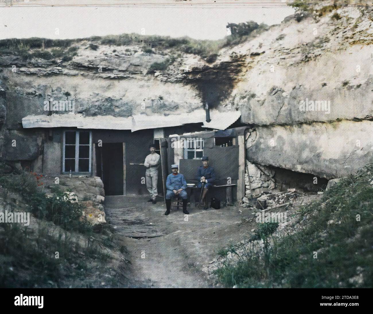 Mareuil-la-Motte, Oise, Piccardia, Francia Gourbi degli ufficiali di Saint-Claude, abbigliamento, esseri umani, prima guerra mondiale, alloggi, architettura, società, uniforme militare, ritratto di gruppo, campo, anteriore, trincee, architettura effimera, uomo, esercito, Francia, Gourbi of Officers in St Claude, Mareuil-la-Motte, 01/08/1915-01/08/1915, Passet, Stéphane, fotografo, 1915 - Picardie - Stéphane Passet, Autochrome, foto, vetro, Autochrome, foto, positivo, orizzontale, dimensioni 9 x 12 cm Foto Stock