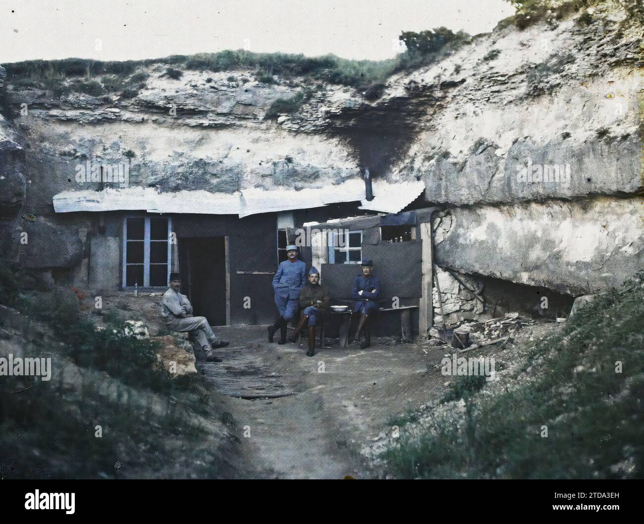 Mareuil-la-Motte, Oise, Piccardia, Francia Gourbi degli ufficiali di Saint-Claude, abbigliamento, esseri umani, prima guerra mondiale, alloggi, architettura, società, uniforme militare, ritratto di gruppo, campo, anteriore, trincee, architettura effimera, uomo, esercito, Francia, Gourbi of Officers in St Claude, Mareuil-la-Motte, 01/08/1915-01/08/1915, Passet, Stéphane, fotografo, 1915 - Picardie - Stéphane Passet, Autochrome, foto, vetro, Autochrome, foto, positivo, orizzontale, dimensioni 9 x 12 cm Foto Stock