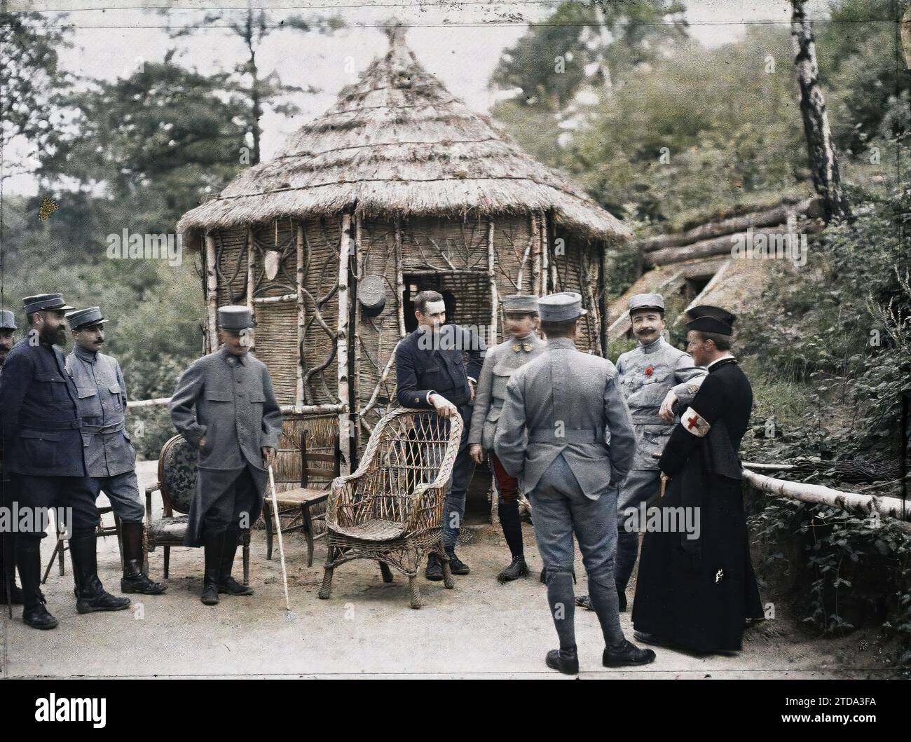 Le Hamel, somme, Piccardia, Francia gruppo di ufficiali ai posti anteriori, abbigliamento, esseri umani, alloggi, architettura, vita quotidiana, prima guerra mondiale, società, abbigliamento religioso, uniforme militare, capanna, ritratto di gruppo, campeggio, mobili, vita domestica, anteriore, trincee, architettura effimera, uomo, esercito, Francia, le Hamel, gruppo di ufficiali presso gli avamposti, le Hamel, 09/08/1915 - 09/08/1915, Passet, Stéphane, fotografo, 1915 - Picardie - Stéphane Passet, Autochrome, foto, vetro, Autochrome, foto, positivo, orizzontale, dimensioni 9 x 12 cm Foto Stock
