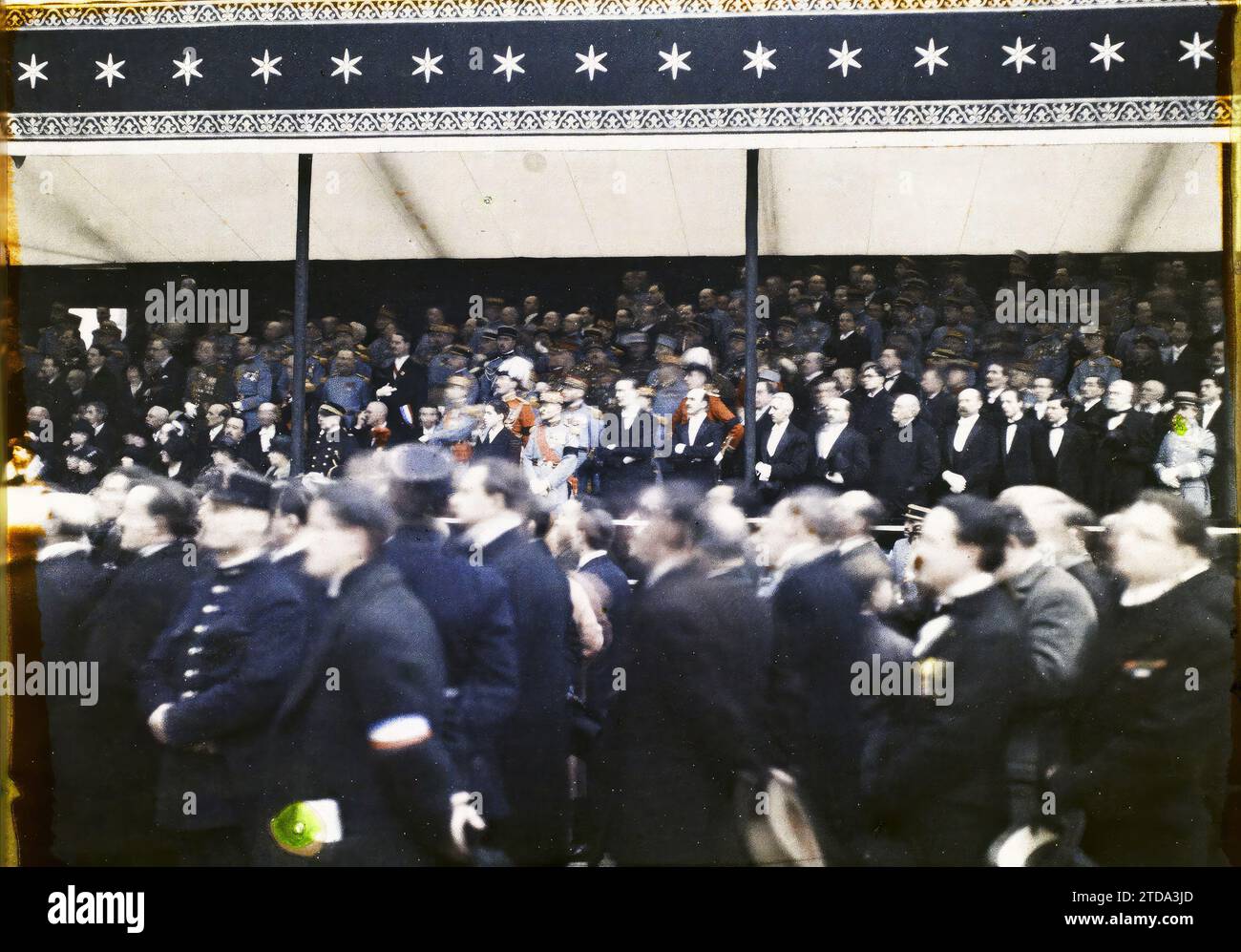 Parigi (VII arr.), Francia il funerale del maresciallo Foch, il tribuno delle personalità ufficiali Place des Invalides, personalità, società, abbigliamento, alloggi, architettura, personalità politica, funerali, personalità militare, uniforme militare, folla, installazione effimera, Francia, Parigi, funerale del maresciallo Foch France, Parigi, funerale del maresciallo Foch, Invalides, 26/03/1929 - 26/03/1929, Passet, Stéphane, fotografo, Autochrome, foto, vetro, Autochrome, foto, positivo, orizzontale, dimensioni 9 x 12 cm Foto Stock