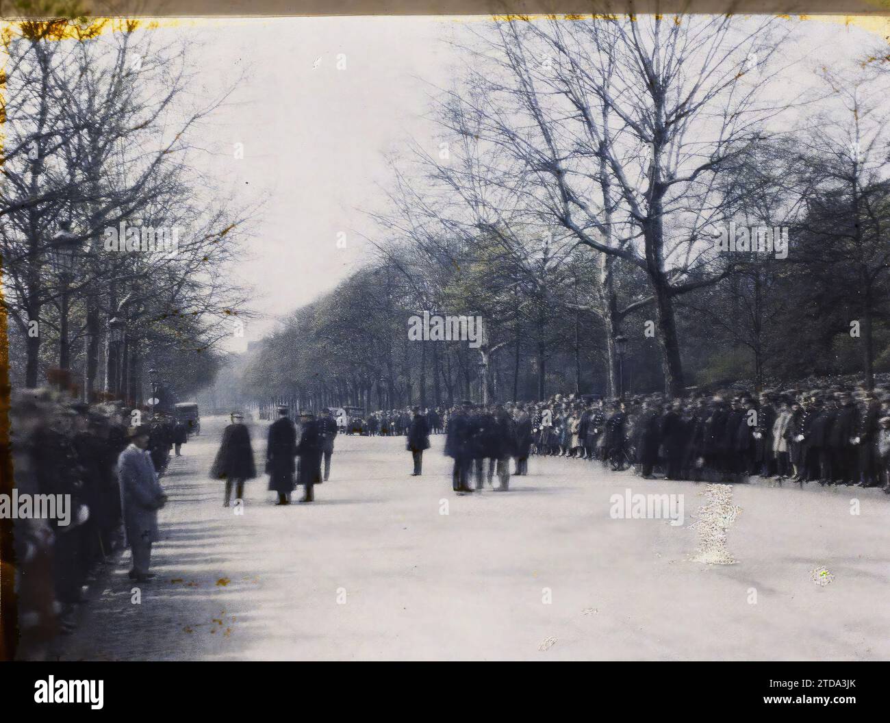 Parigi (XVI arr.), Francia i funerali dell'ambasciatore degli Stati Uniti Myron Herrick, avenue d'Iéna, società, personalità, relazioni internazionali, prima guerra mondiale, funerali, funerali di personalità, folla, diplomazia, intervento americano, Francia, Parigi, funerale di Myron Herrick - Av. Da Jena av. Cerimonia, Arrondissement XVI, Etats-Unis [in connessione con], 03/04/1929 - 03/04/1929, Passet, Stéphane, fotografo, Autochrome, foto, vetro, Autochrome, foto, positivo, orizzontale, dimensioni 9 x 12 cm Foto Stock