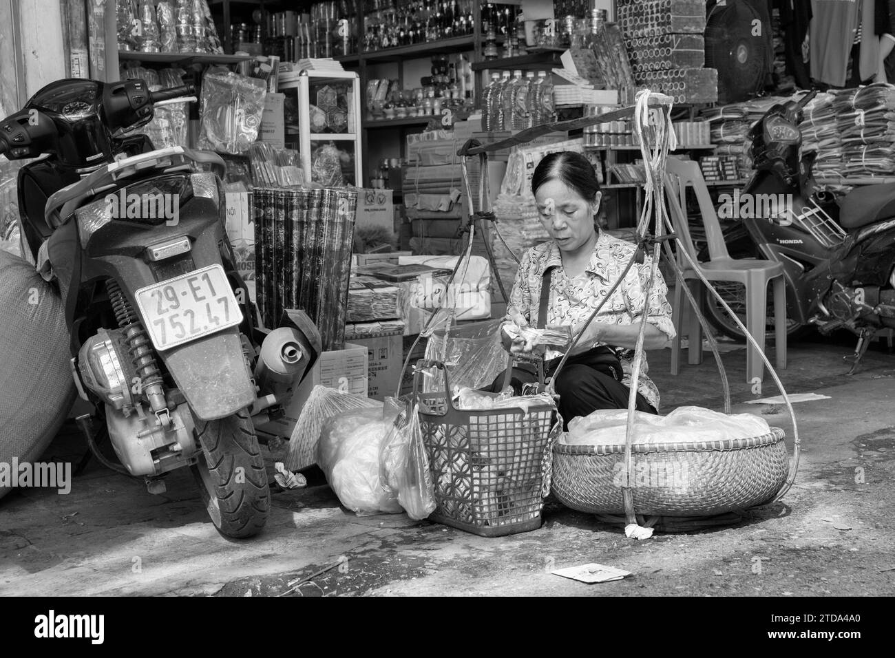 Mercato di strada con cibo, frutta e verdura ad Hanoi (CTK Photo/Ondrej Zaruba) Foto Stock