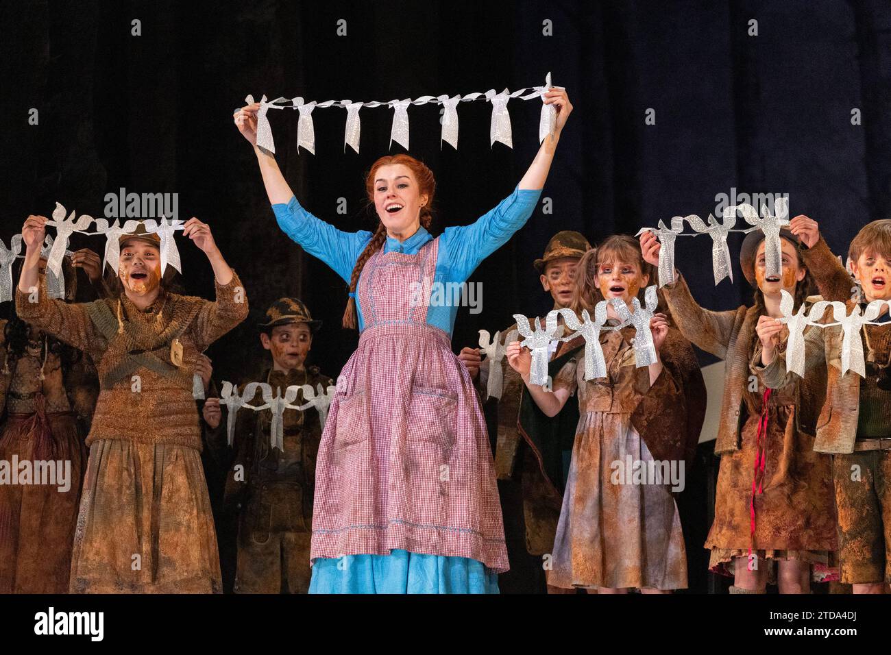Anna Devin (Gretel) con i bambini salvati ad HANSEL E GRETEL alla Royal Opera, Covent Garden, Londra WC2 16/12/2023 musica: Engelbert Humperdinck libretto: Adelheid Wette traduzione inglese: Kelley Rourke direttore: Mark Wigglesworth design & regia: Anthony McDonald illuminazione: Lucy Carter movimento: Lucy Burge Foto Stock