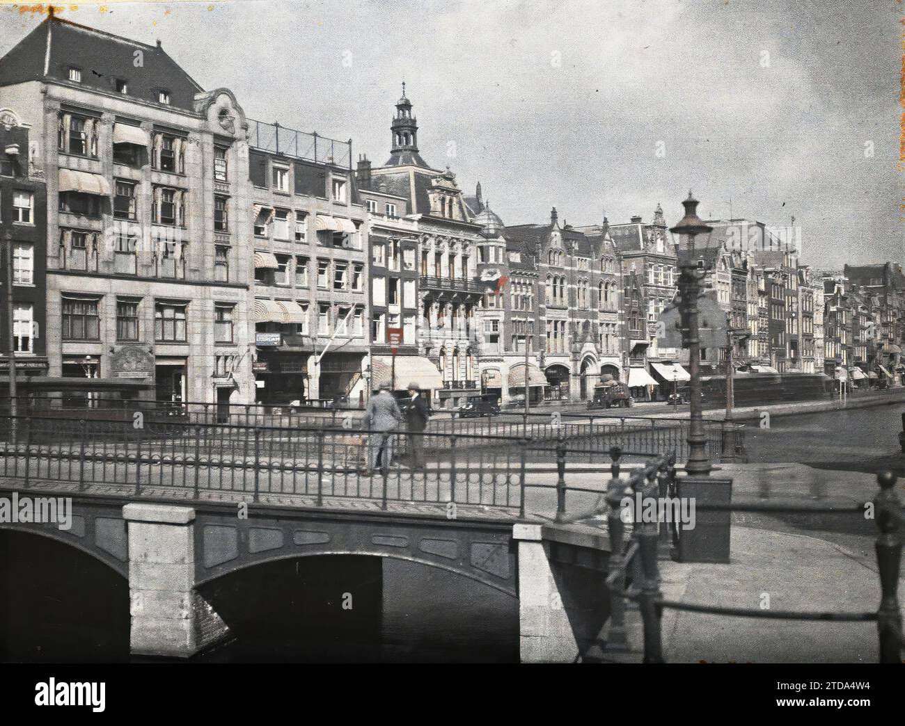 Amsterdam, Paesi Bassi Vista del Rokin con il Langebrug in primo piano, alloggi, architettura, vita quotidiana, Canale, ingegneria civile, edilizia abitativa, scena stradale, strada, Distretto, ponte, Olanda, Amsterdam, quartiere centrale, Amsterdam, 26/08/1929 - 26/08/1929, Passet, Stéphane, fotografo, 1929 - Pays-Bas - Stéphane Passet - (17-31 agosto), Autochrome, Photo, Glass, Autochrome, foto, positivo, orizzontale, dimensioni 9 x 12 cm Foto Stock