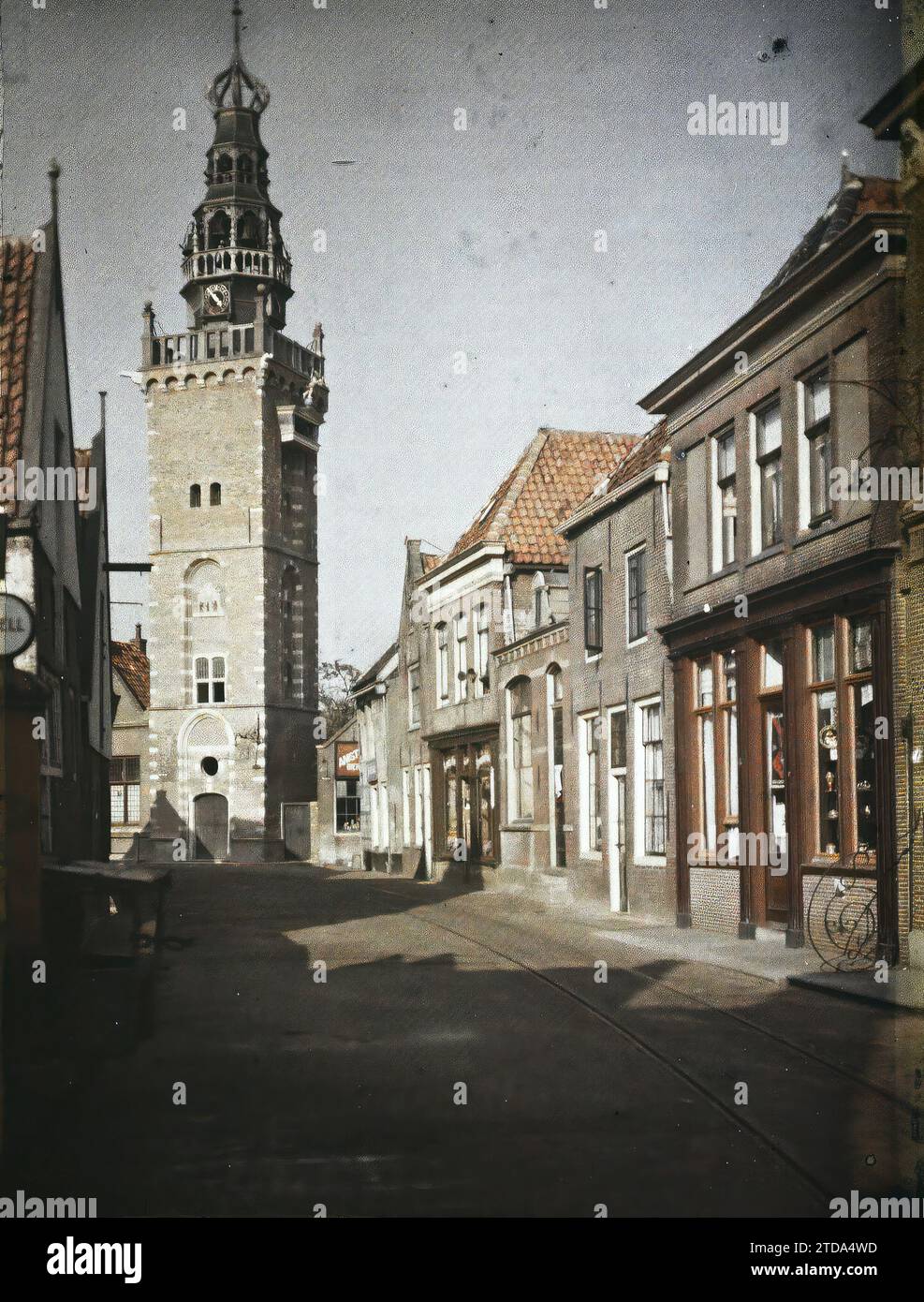 Monnickendam, Paesi Bassi la Kerkstraat che conduce alla Torre dell'Orologio, Housing, Architecture, Art, Clock, Bell Tower, Street, District, Medioevo, architettura religiosa, Holland, Edam, The Clock Tower, Monnickendam, 27/08/1929 - 27/08/1929, Passet, Stéphane, fotografo, 1929 - Pays-Bas - Stéphane Passet - (17-31 agosto), Autochrome, Photo, Glass, Autochrome, foto, positivo, verticale, dimensioni 9 x 12 cm Foto Stock